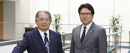 会長と社外取締役の写真