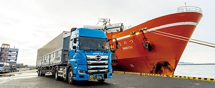 大型トラックと船舶の写真